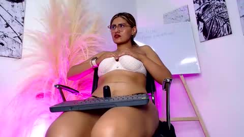 Snapshot of lady_falcon chatting on January 16, 7:49 am LADY online show from January 16, 7:49 am