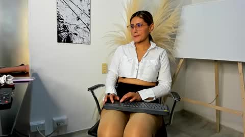 Snapshot of lady_falcon chatting on February 7, 1:47 am LADY online show from February 7, 1:47 am