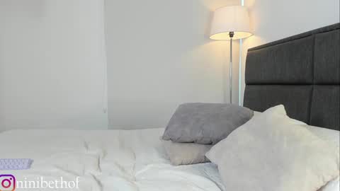 Snapshot of lady_ni chatting on January 13, 12:35 pm    700  1300 -5 online show from January 13, 12:35 pm