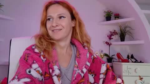 Snapshot of ladybigsmile chatting on September 15, 2:06 pm Sima Ladybigsmile online show from September 15, 2:06 pm