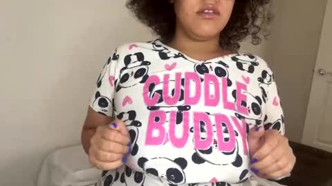 Snapshot of ladycinnabon chatting on December 4, 5:33 pm Stephanie online show from December 4, 5:33 pm