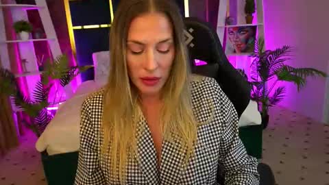 Snapshot of ladyylaura chatting on October 17, 1:57 pm Laura online show from October 17, 1:57 pm