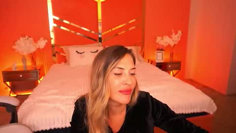 Snapshot of ladyylaura chatting on October 27, 3:05 pm Laura online show from October 27, 3:05 pm