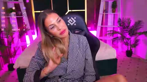 Snapshot of ladyylaura chatting on October 29, 3:14 pm Laura online show from October 29, 3:14 pm