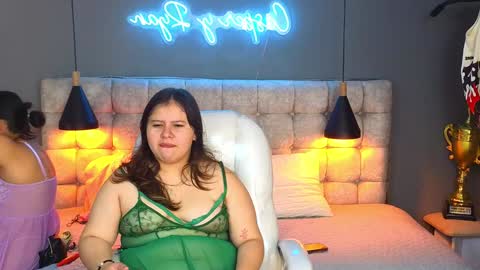 Snapshot of laia_and_aloby chatting on January 3, 3:22 pm online show from January 3, 3:22 pm