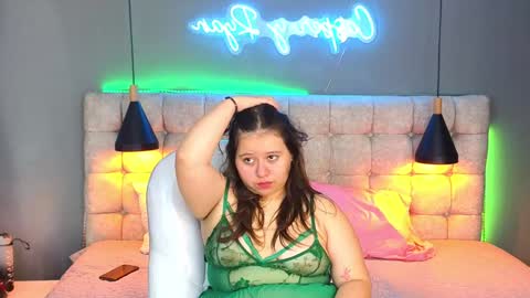 Snapshot of laia_and_aloby chatting on January 7, 3:33 pm online show from January 7, 3:33 pm