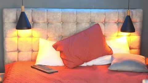 Snapshot of laia_and_aloby chatting on February 10, 10:51 pm online show from February 10, 10:51 pm