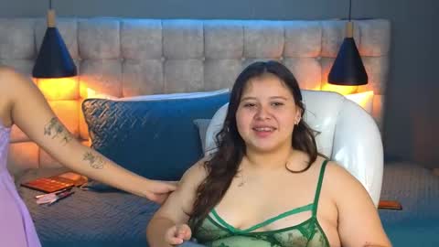 Snapshot of laia_and_aloby chatting on February 14, 10:36 pm online show from February 14, 10:36 pm