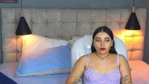 Snapshot of laia_and_aloby chatting on November 11, 10:54 pm online show from November 11, 10:54 pm