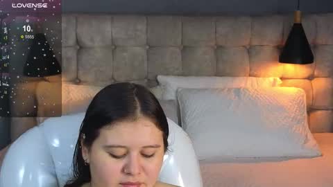 Snapshot of laia_and_aloby chatting on November 22, 10:42 pm online show from November 22, 10:42 pm