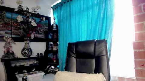 laia_hadid online show from April 23, 2:41 pm