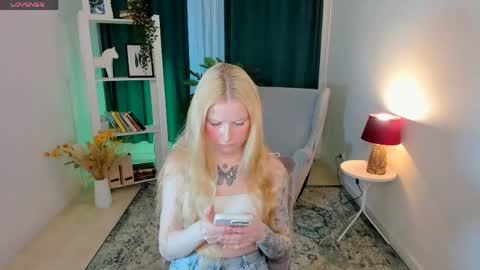 Snapshot of laly_peach chatting on April 30, 11:27 am Laly online show from April 30, 11:27 am