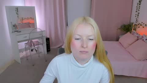 Snapshot of laly_peach chatting on May 28, 8:11 am Laly online show from May 28, 8:11 am