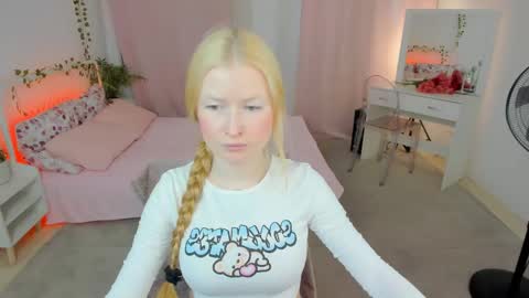 Snapshot of laly_peach chatting on June 2, 11:01 am Laly online show from June 2, 11:01 am