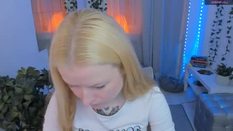 Snapshot of laly_peach chatting on June 3, 11:57 am Laly online show from June 3, 11:57 am