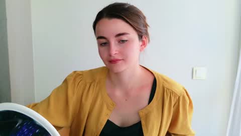 lana_gl online show from June 18, 7:30 am