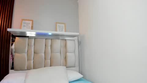 Snapshot of lana_jonnes_ chatting on February 25, 4:24 am Lana     igauroraaaaaaaaa 1 online show from February 25, 4:24 am