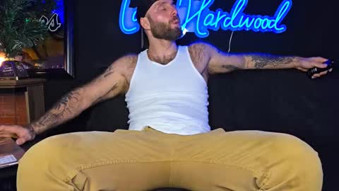 Snapshot of lancehardwood222 chatting on December 15, 1:10 am LANCE online show from December 15, 1:10 am