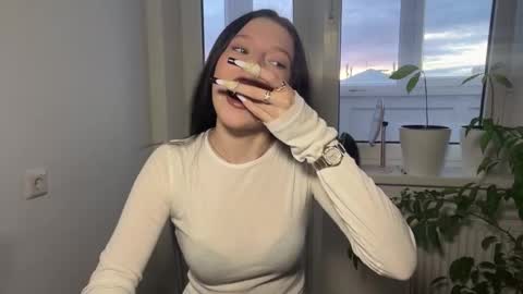 Sarah online show from March 1, 3:03 pm