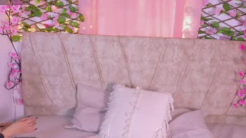 Lara Gill online show from March 29, 1:33 pm