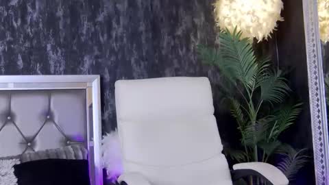 LaraBloom online show from January 18, 7:06 pm