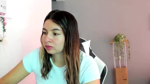 Snapshot of laracat18 chatting on May 25, 4:24 pm Lara online show from May 25, 4:24 pm