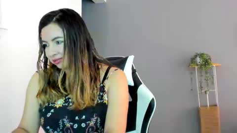 Snapshot of laracat18 chatting on May 30, 7:44 pm Lara online show from May 30, 7:44 pm