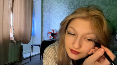 Snapshot of laraesagon chatting on April 10, 9:58 am Lily online show from April 10, 9:58 am