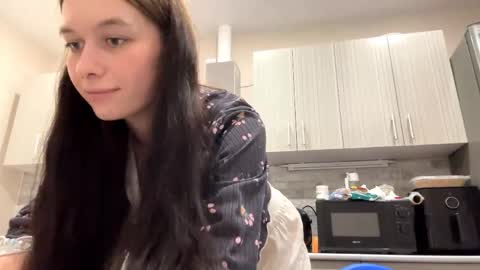 lara online show from April 3, 8:18 pm