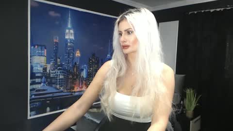 laras_moans online show from December 14, 8:23 am