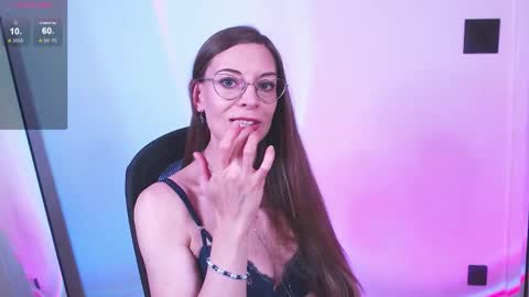 larawinters online show from November 3, 9:05 pm