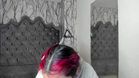 Snapshot of larissa01_ chatting on January 14, 2:19 am Lari online show from January 14, 2:19 am