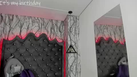 Snapshot of larissa01_ chatting on January 25, 2:37 am Lari online show from January 25, 2:37 am