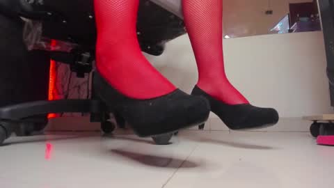 Snapshot of larissa01_ chatting on February 9, 8:54 am Lari online show from February 9, 8:54 am