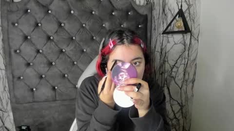 Snapshot of larissa01_ chatting on February 16, 2:42 am Lari online show from February 16, 2:42 am