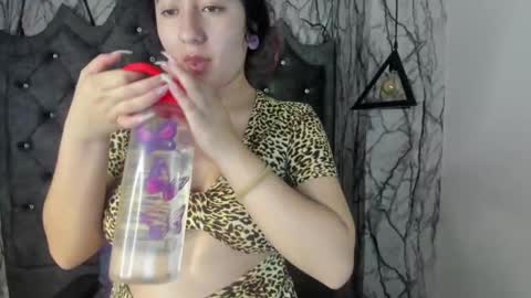 Snapshot of larissa01_ chatting on February 17, 2:20 am Lari online show from February 17, 2:20 am