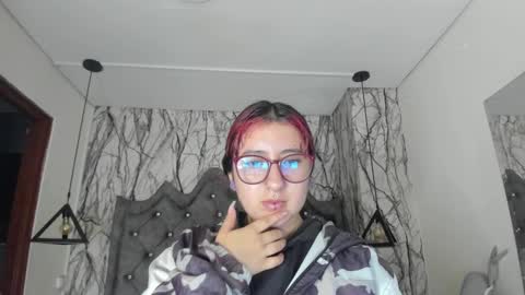 Snapshot of larissa01_ chatting on February 18, 1:54 am Lari online show from February 18, 1:54 am