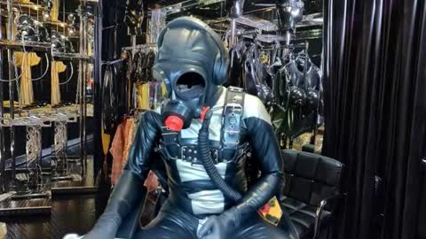 Snapshot of latexlover202 chatting on February 11, 12:04 am latexlover202 online show from February 11, 12:04 am