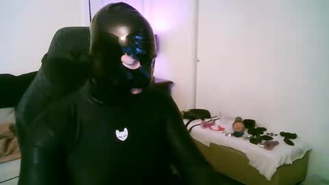 Snapshot of latexminheadroom chatting on March 31, 1:51 am latexminheadroom online show from March 31, 1:51 am