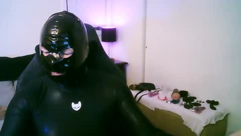 Snapshot of latexminheadroom chatting on April 16, 1:50 am latexminheadroom online show from April 16, 1:50 am