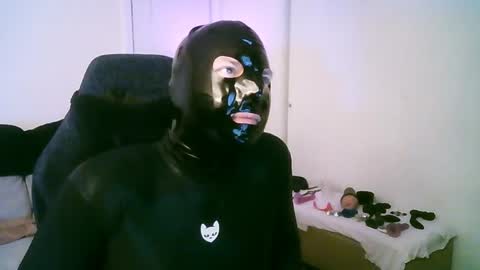Snapshot of latexminheadroom chatting on April 17, 12:24 am latexminheadroom online show from April 17, 12:24 am