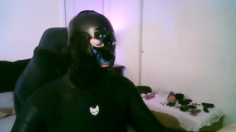Snapshot of latexminheadroom chatting on April 18, 12:47 am latexminheadroom online show from April 18, 12:47 am