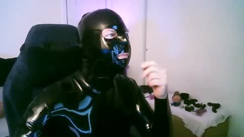 Snapshot of latexminheadroom chatting on April 19, 1:05 am latexminheadroom online show from April 19, 1:05 am
