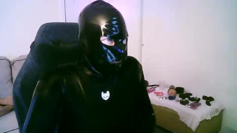Snapshot of latexminheadroom chatting on May 15, 11:01 pm latexminheadroom online show from May 15, 11:01 pm