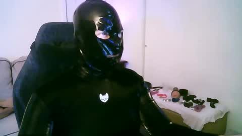Snapshot of latexminheadroom chatting on May 15, 11:34 pm latexminheadroom online show from May 15, 11:34 pm