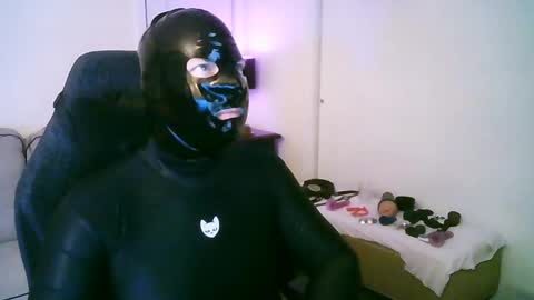 Snapshot of latexminheadroom chatting on May 17, 1:25 am latexminheadroom online show from May 17, 1:25 am