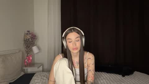 Snapshot of latiaburtenshaw chatting on April 1, 5:32 pm Liza online show from April 1, 5:32 pm