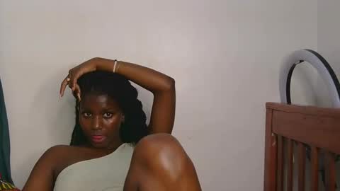 latiffaah_xx online show from April 18, 7:58 pm