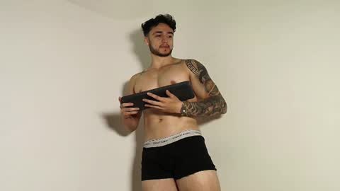 Snapshot of latinboyvip_ chatting on July 17, 3:50 pm LatinBoyVIP Colombian online show from July 17, 3:50 pm