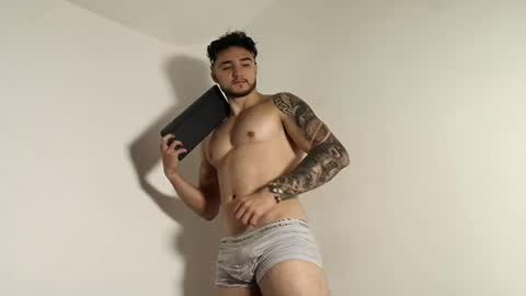 Snapshot of latinboyvip_ chatting on July 24, 3:10 pm LatinBoyVIP Colombian online show from July 24, 3:10 pm